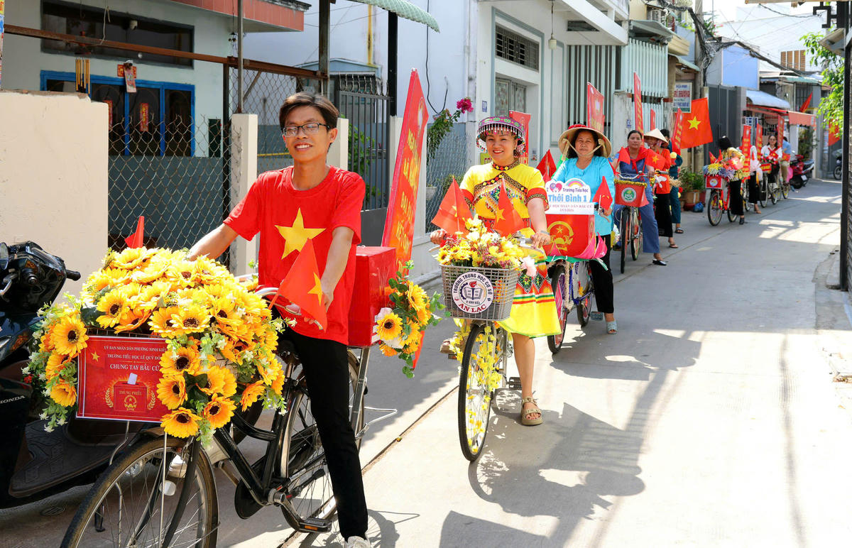 Các đoàn viên thanh niên phường Ninh Kiều tổ chức các hoạt động tuyên truyền bầu cử lưu động. Ảnh Trung Phạm 