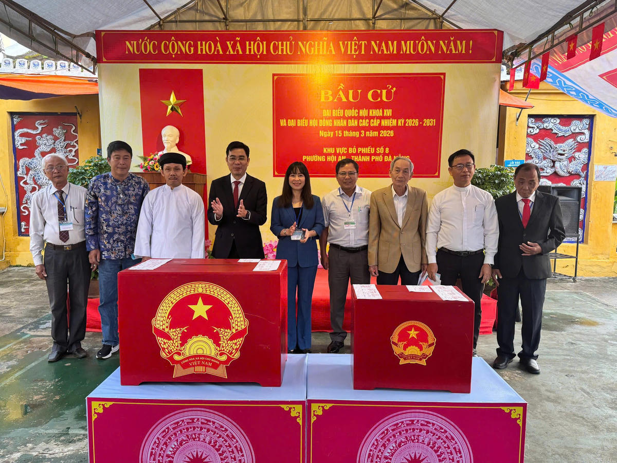 Thực hiện nghi thức kiểm tra thùng phiếu tại điểm bầu cử số 8, phường Hội An Đà Nẵng. Ảnh: Nguyễn Tín