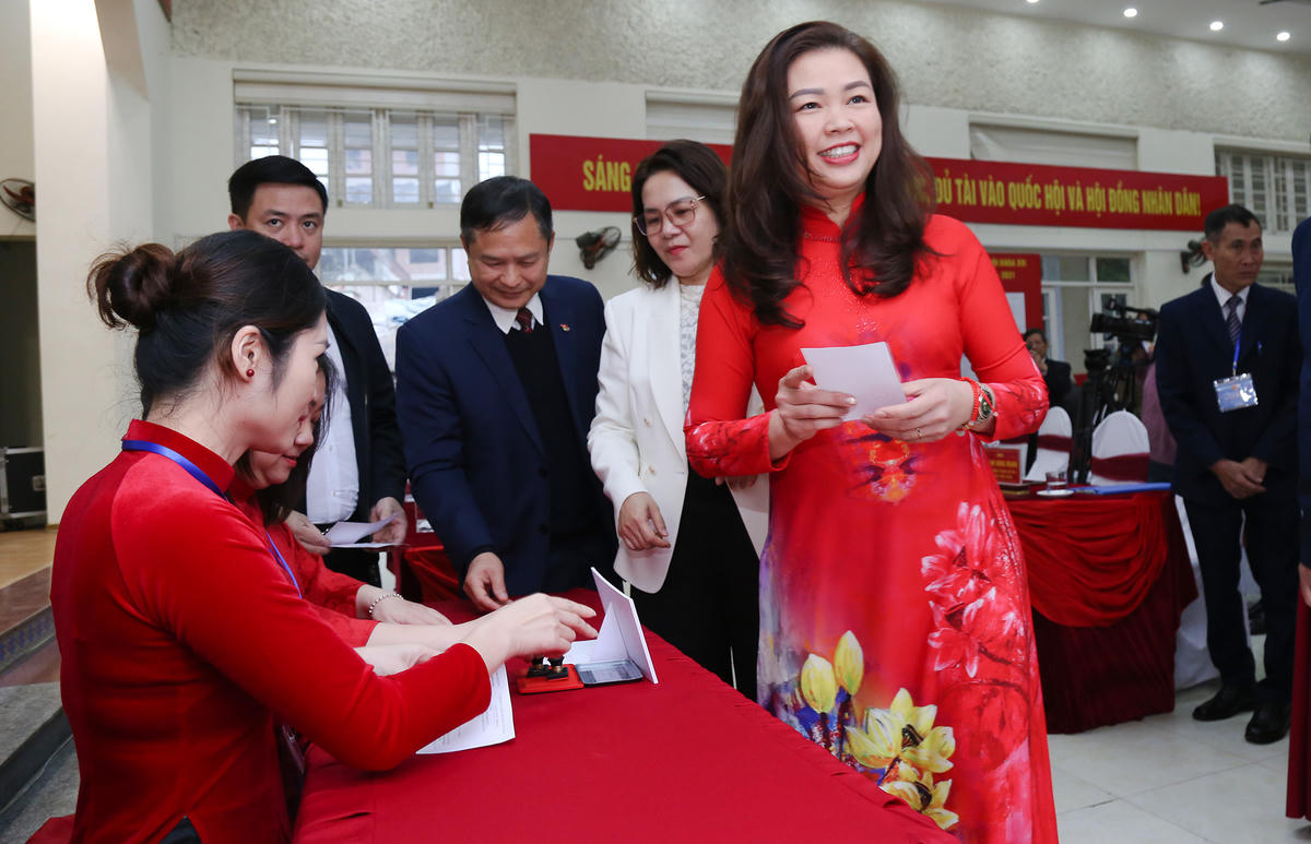 Bà Đoàn Thị Lê An -&nbsp;Phó Chủ tịch Ủy ban MTTQ Việt Nam tỉnh Cao Bằng, Chủ tịch Hội LHPN tỉnh Cao Bằng thực hiện xong quyền cử tri.