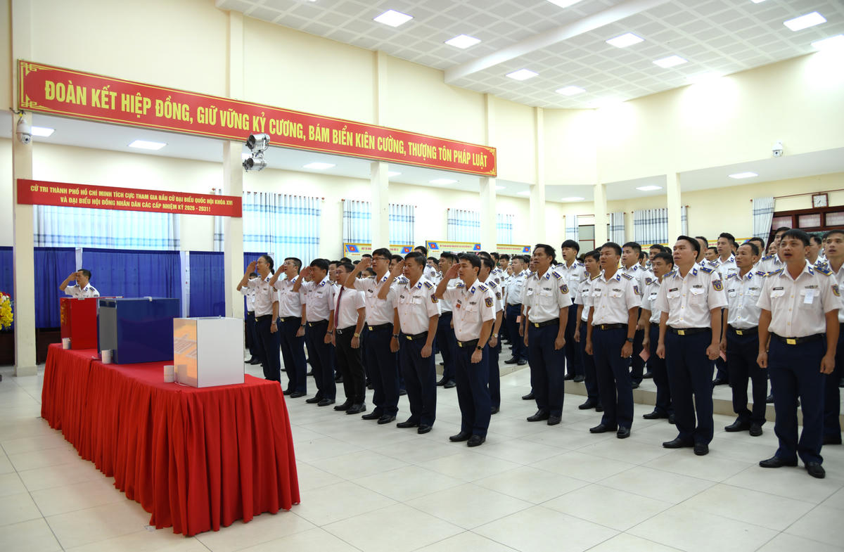 Quang cảnh chào cờ , tại điểm bầu cử Bộ Tư lệnh Vùng Cảnh sát biển 3. Ảnh: Đức Định.