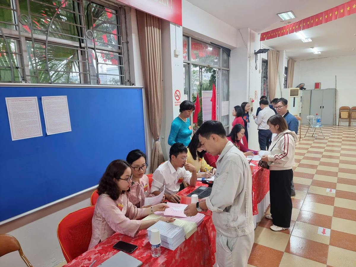 Anh Hồ Hải Quân, Công ty Hoya tham gia bầu cử và được chứng nhận đã bầu cử  vào thẻ cử tri. Ảnh: Xuân Cường.