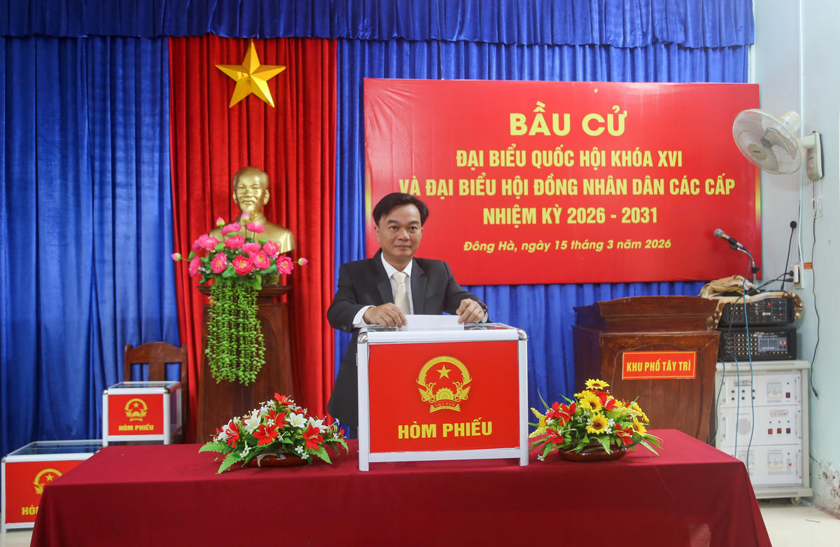 Chủ tịch Mặt trận tỉnh Quảng Trị bỏ phiếu ở phường Đông Hà