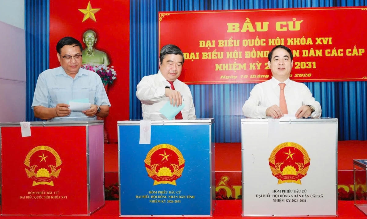 
Ông Nghiêm Xuân Thành, Bí thư Tỉnh ủy, Trưởng Ban Chỉ đạo Bầu cử tỉnh Khánh Hòa và các đại biểu bỏ phiếu bầu cử. Ảnh X.H
