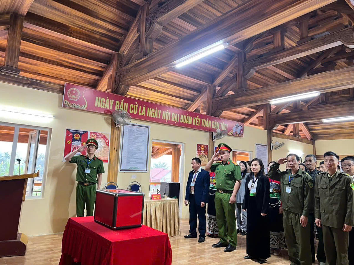 <font dir="auto" style="vertical-align: inherit;"><font dir="auto" style="vertical-align: inherit;">Không khí khai mạc bầu cử tại điểm bỏ phiếu xã Trung Hạ.</font></font>