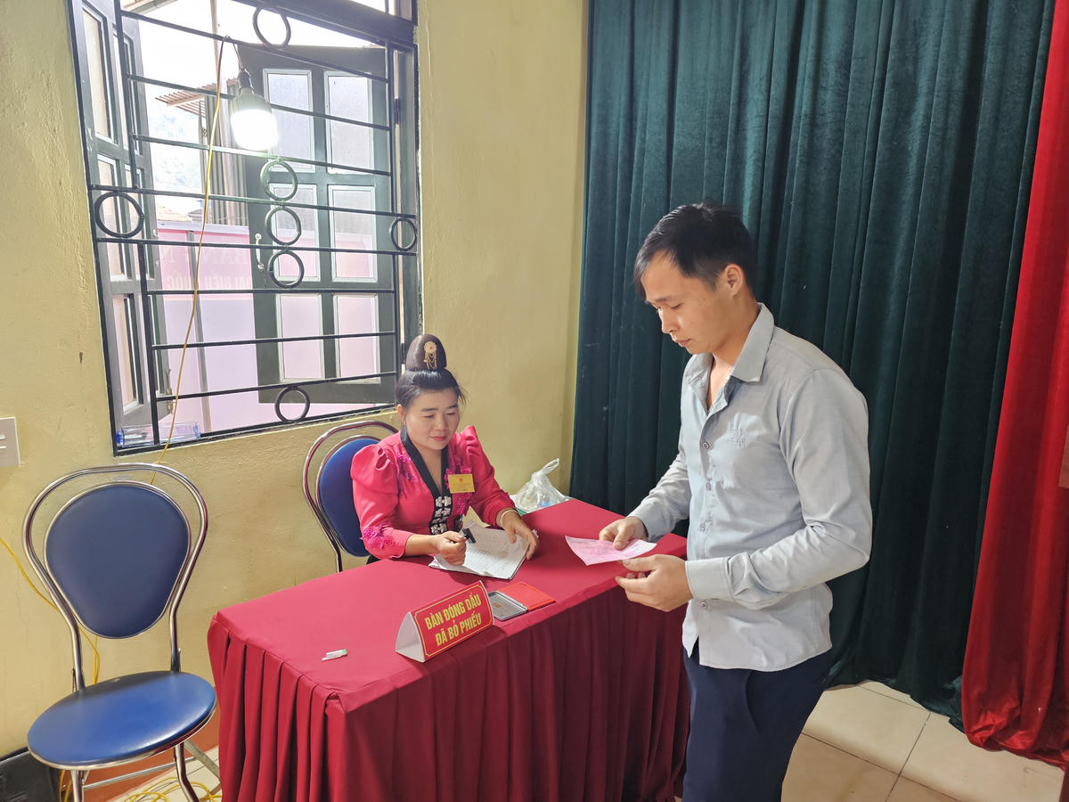 Cử tri thực hiện quy trình bỏ phiếu tại Tổ bầu cử số 5, Khu vực bầu cử số 2, xã Mường Pồn, tỉnh Điện Biên. Ảnh: T.H