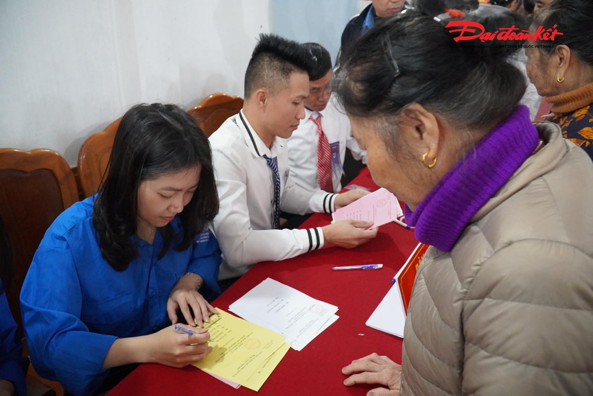 Nguyễn Khánh Huyền tích cực hỗ trợ cử tri thực hiện quy trình bầu cử. Ảnh: Hạnh Nguyên.