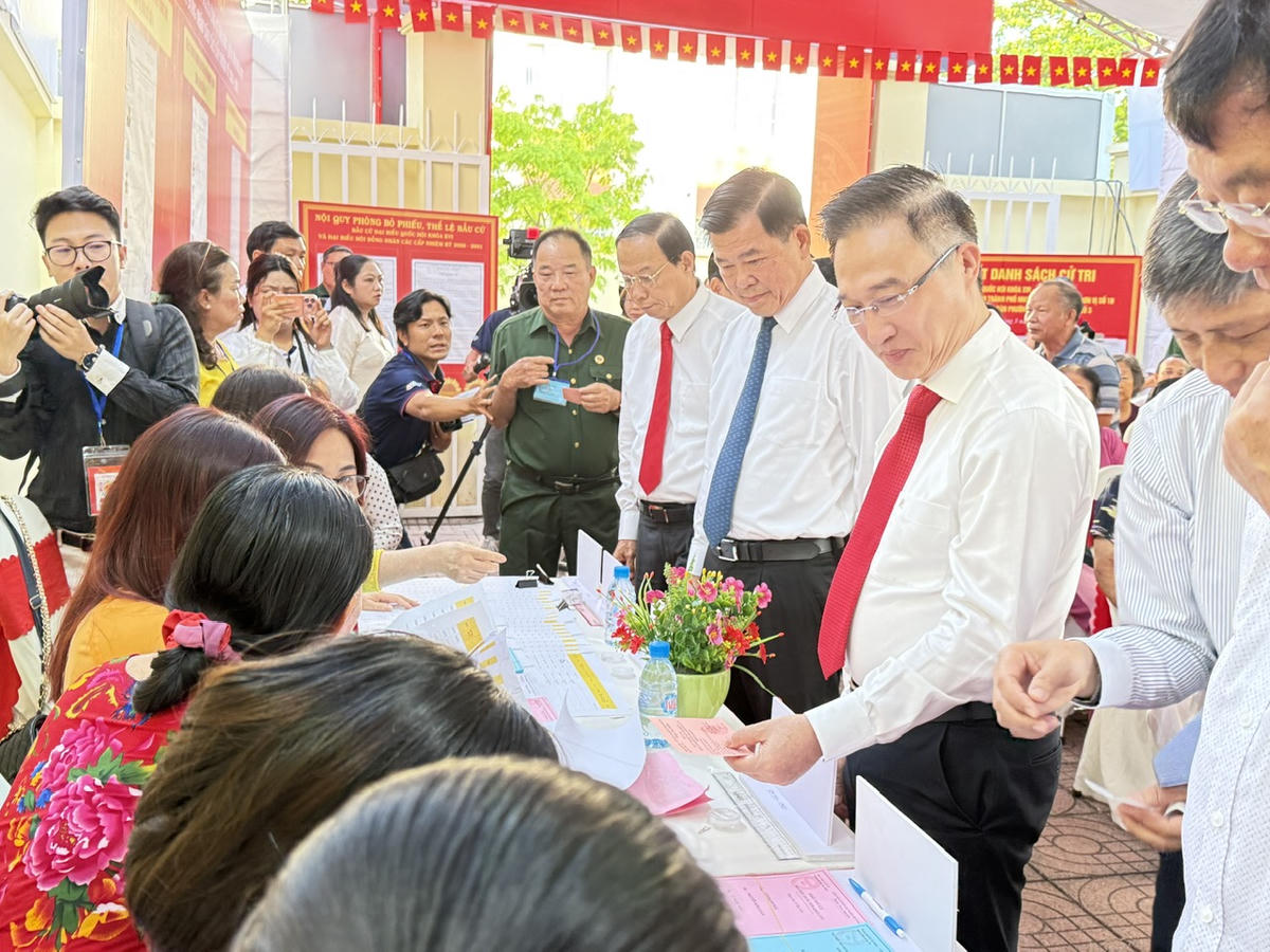 Lãnh đạo Trung ương và Thành uỷ, UBND TP Hồ Chí Minh đang chờ được kiểm tra phiếu cử&nbsp; tri. Ảnh: Mạnh Cường&nbsp; &nbsp;