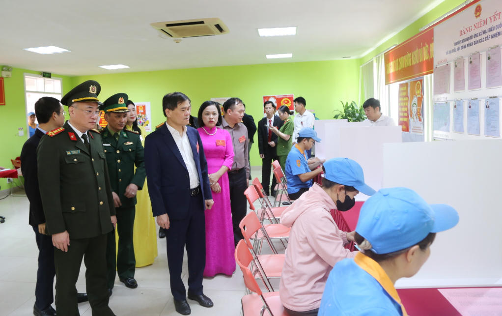 Chủ tịch UBND tỉnh Quảng Ninh Bùi Văn Khắng kiểm tra công tác tổ chức bầu cử tại khu vực bỏ phiếu số 8, tại Công ty TNHH KHKT Texhong Ngân Long, phường Móng Cái 3.