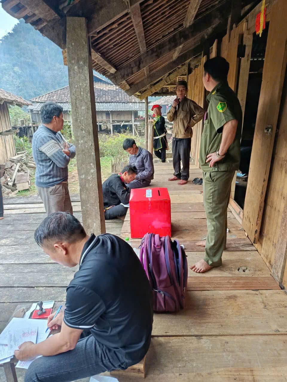 Tổ bầu cử thôn Lân Châu, xã Hữu Liên, tỉnh Lạng Sơn mang hòm phiếu vượt đường xá khó khăn hỗ trợ các cử tri bỏ phiếu.