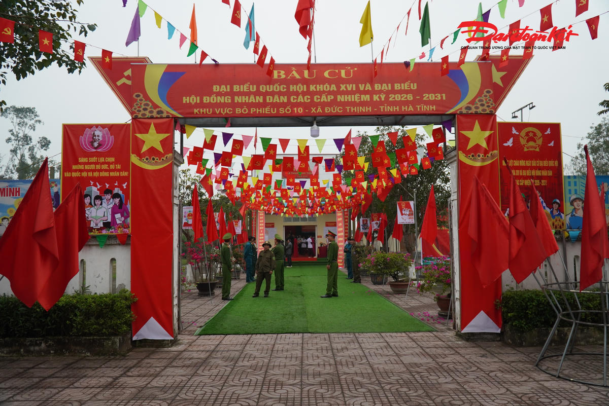 Rực rõ cờ hoa ở điểm bầu cử số 10, nơi có làng nghề mộc Thái Yên nức tiếng gần xa. Ảnh: Hạnh Nguyên.