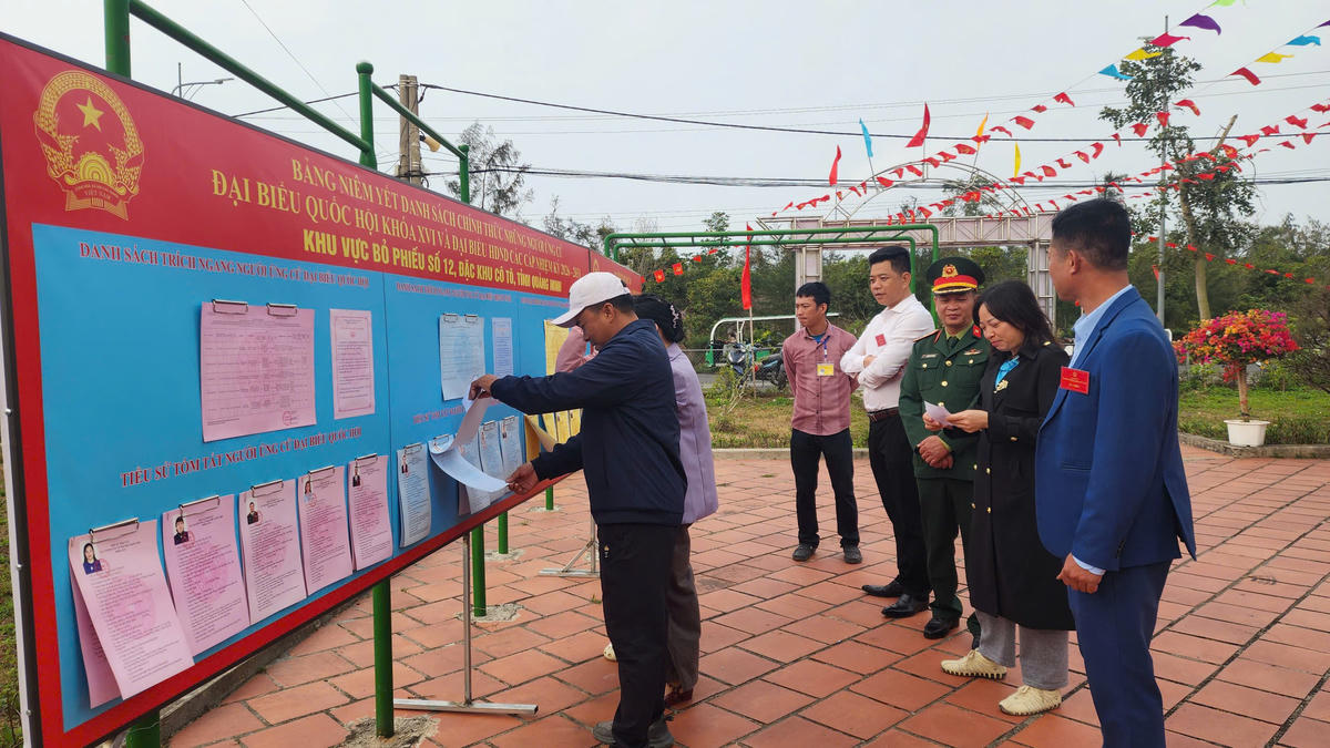 Cử tri Cô Tô nghiên cứu thông tin của các ứng cử viên trước khi tiến hành bỏ phiếu.&nbsp;