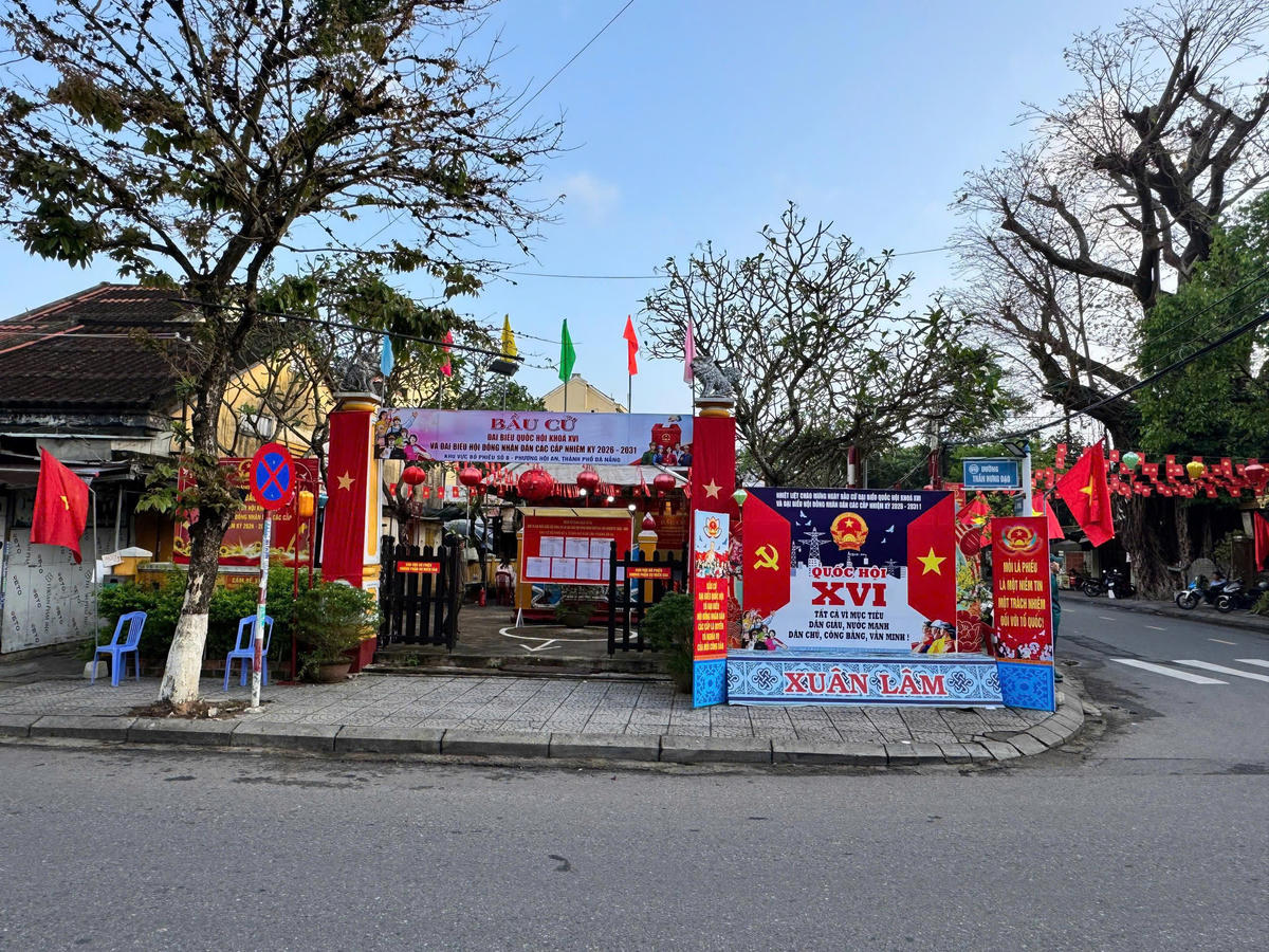 Phố cổ Hội An rộn ràng cờ hoa với ngày bầu cử. Ảnh: Nguyễn Tín