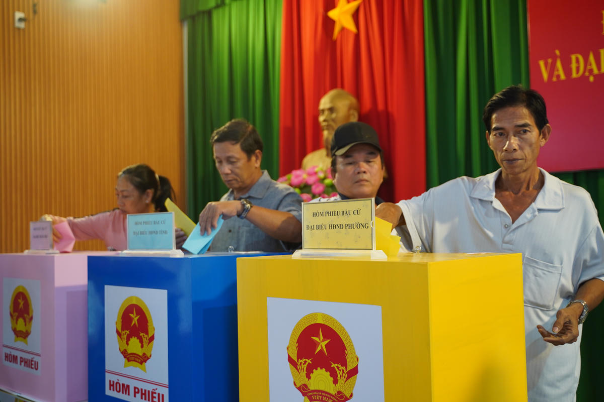 Cử tri&nbsp;phường Quy Nhơn Đông đang bỏ phiếu. Ảnh: Đình Sang.