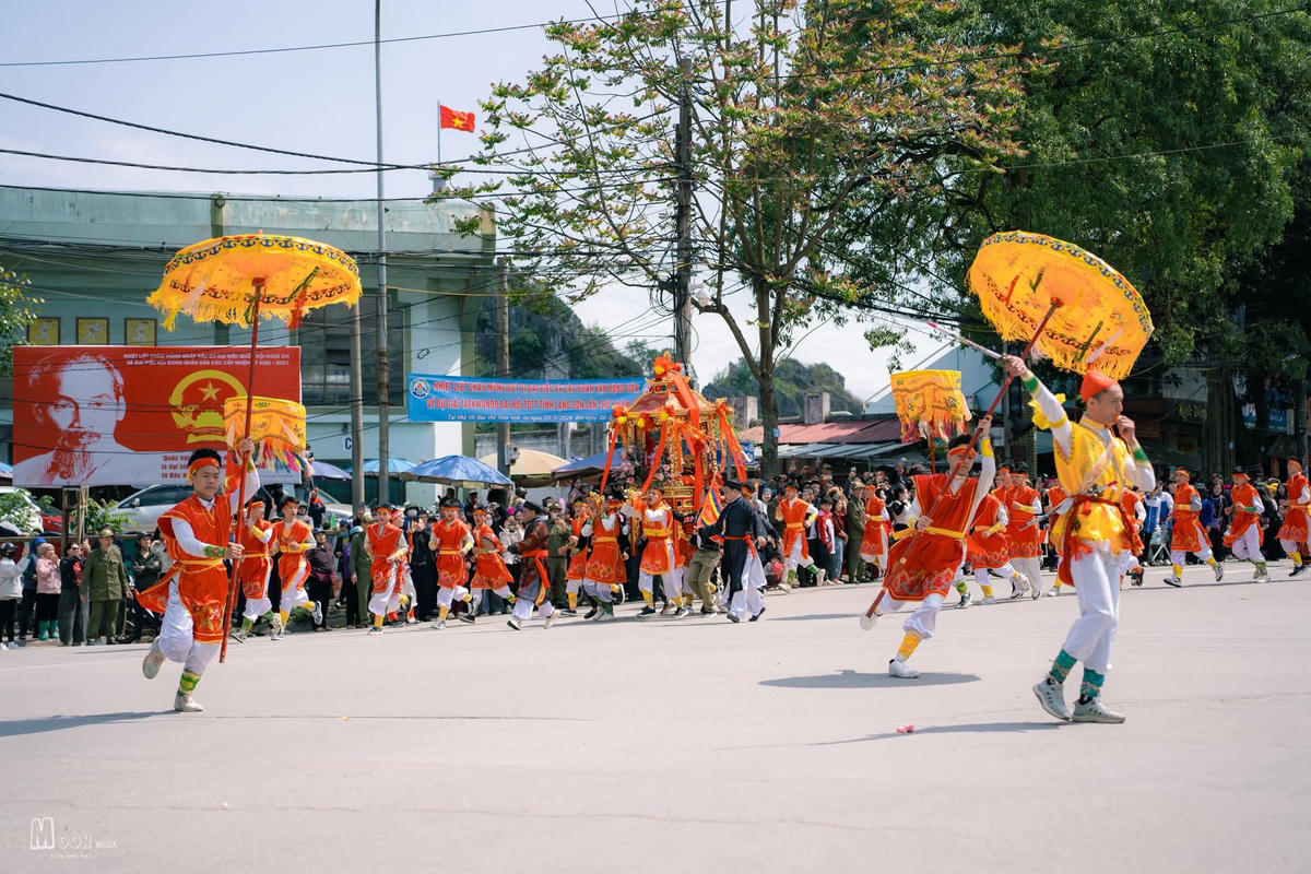Lễ rước kiệu từ đền Kỳ Cùng lên đền Tả Phủ.