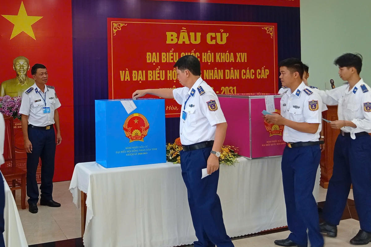 Cử tri Hải đoàn 32, Bộ Tư lệnh Vùng Cảnh sát biển 3 tham gia bầu cử. Ảnh: Đức Định.