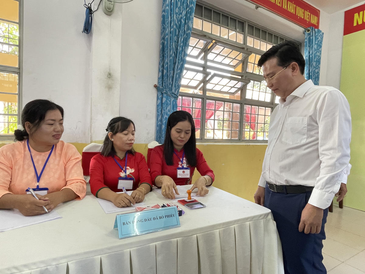 Ông Nguyễn Thanh Hải, Phó Bí thư Tỉnh uỷ, Chủ tịch Uỷ ban MTTQ Việt Nam tỉnh Tây Ninh hoàn thành việc bỏ phiếu. Ảnh: Đ.Xá.