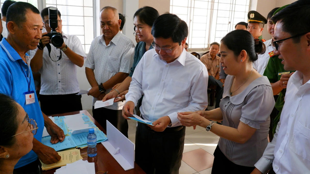 Ông Nguyễn Văn Quyết, Uỷ viên Trung ương Đảng, Bí thư Tỉnh uỷ Tây Ninh thực hiện việc bầu cử. Ảnh: H.Huy.