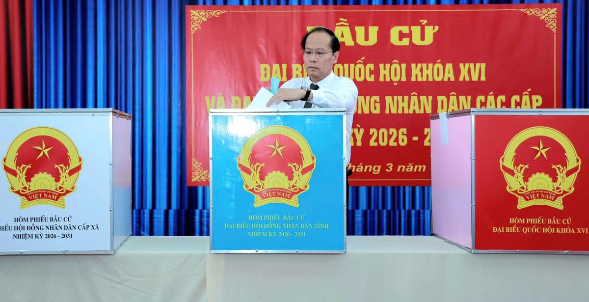 
Ông Nguyễn Khắc Hà, Phó Bí thư Tỉnh ủy, Chủ tịch Ủy ban MTTQ Việt Nam tỉnh, Phó Trưởng Ban Chỉ đạo bầu cử tỉnh, Phó Chủ tịch Ủy ban Bầu cử tỉnh Khánh Hòa bỏ phiếu bầu đại biểu HĐND tỉnh nhiệm kỳ 2026 - 2031. Ảnh X.H

