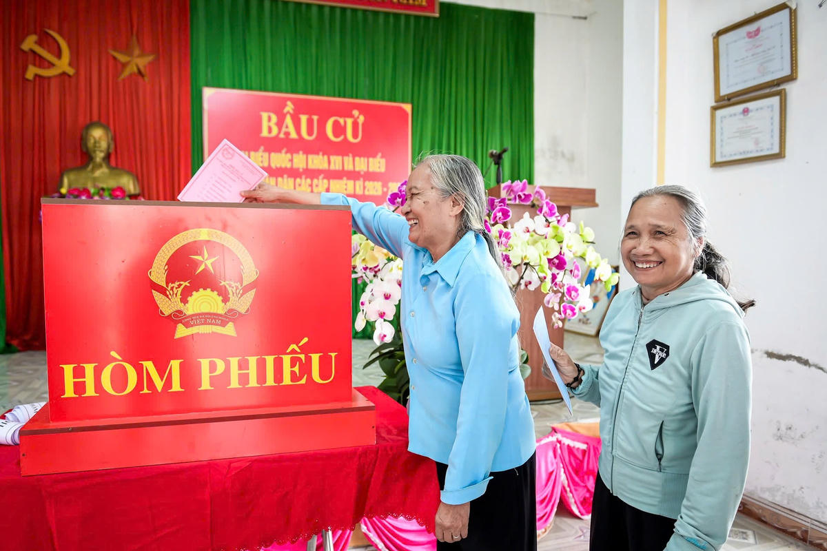 Đồng bào Công giáo xã Nghĩa Sơn đi bầu cử. Ảnh: Trọng Tùng