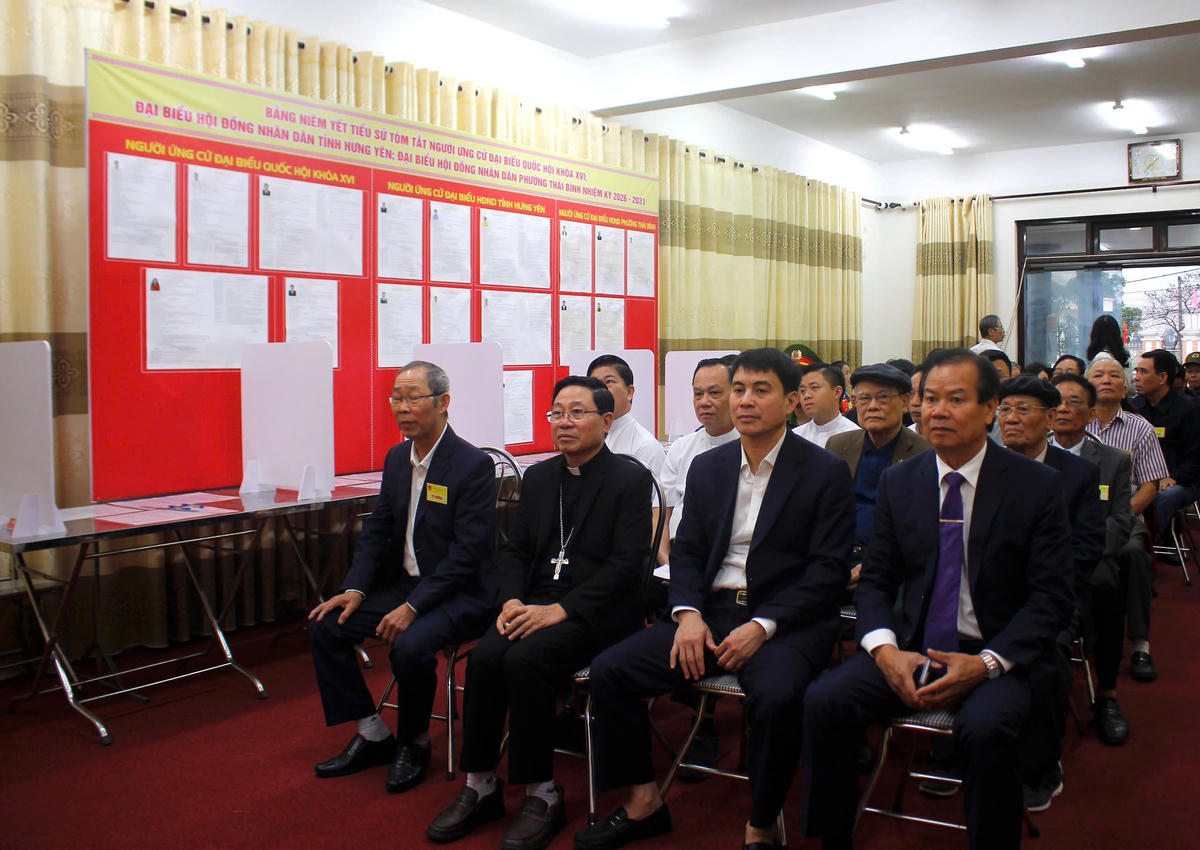 Giám mục Đặng Văn Cầu và các chức sắc, chức việc Chính tòa Giám mục Thái Bình có mặt tại khu vực bỏ phiếu từ rất sớm. Ảnh: CTV