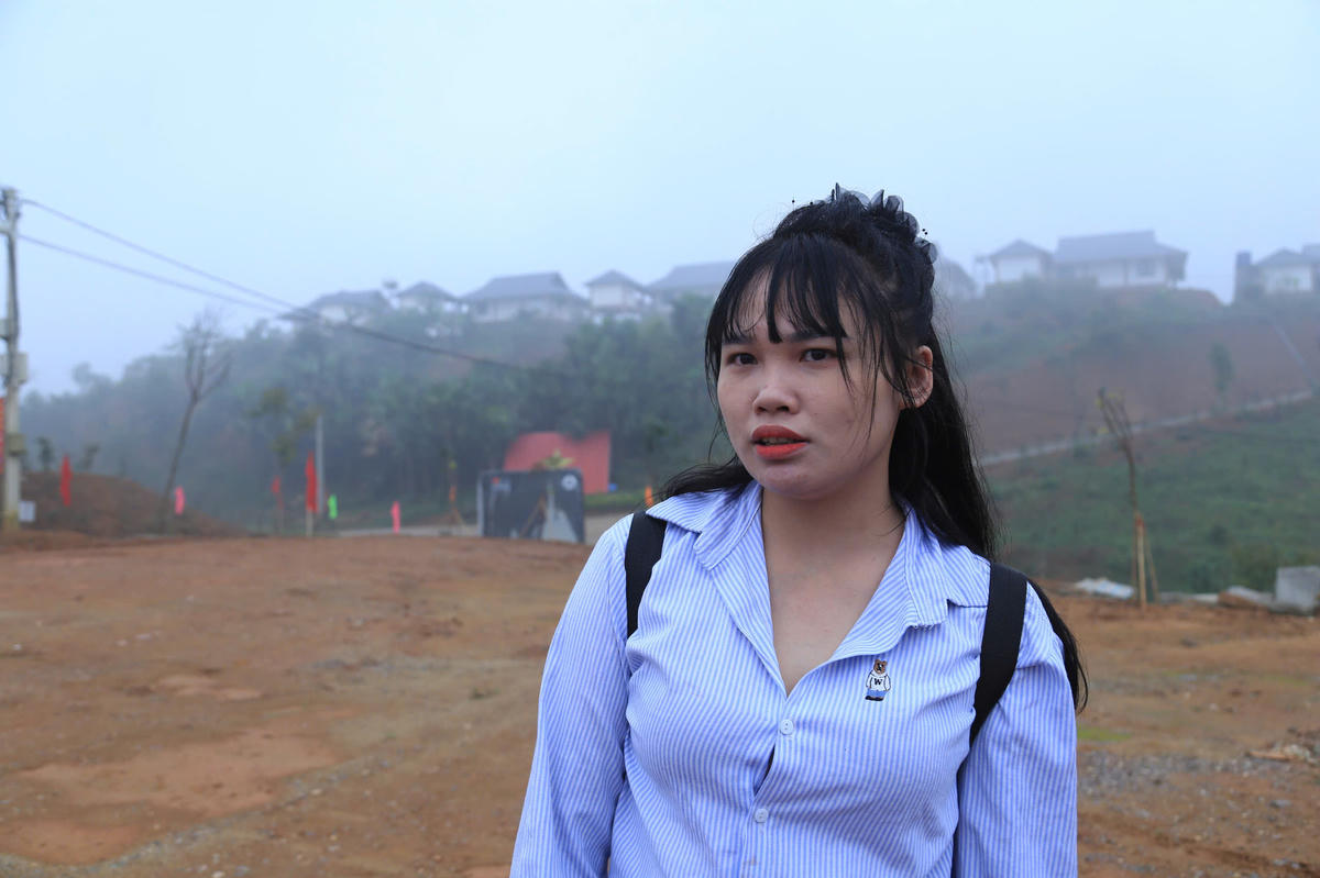 Chị Sầm Thị Dân dù đi làm ăn xa nhưng đến ngày bầu cử vẫn về địa phương để bỏ phiếu. Ảnh: Ngô Hùng.