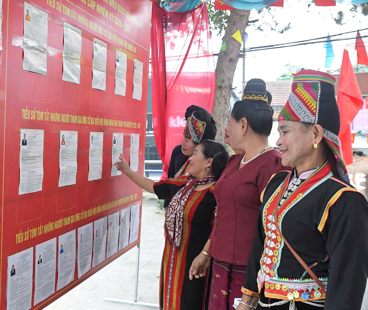 Cử tri chăm chú tìm hiểu danh sách những người ứng cử&nbsp;đại biểu Quốc hội khóa XVI và đại biểu HĐND các cấp nhiệm kỳ 2026 – 2031, trước khi thực hiện quyền lựa chọn.