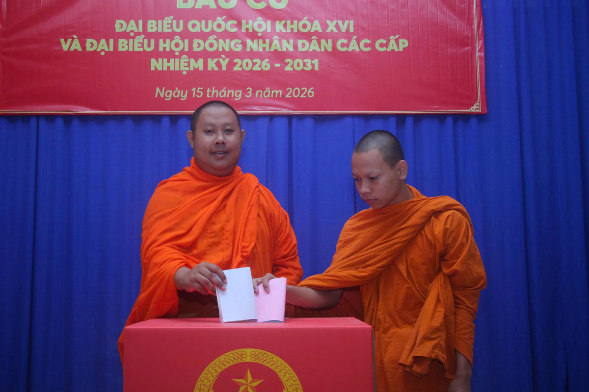 Khu vực bỏ phiếu ở ấp Cái Giá, xã Hưng Hội có nhiều chùa Khmer, các sư trụ trì, tăng ni, cũng đến sớm để thực hiện quyền công dân của mình. Ảnh: Nguyên Du