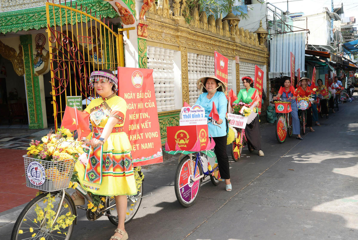 Các đoàn viên thanh niên phường Ninh Kiều tổ chức các hoạt động tuyên truyền bầu cử lưu động. Ảnh Trung Phạm&nbsp;
