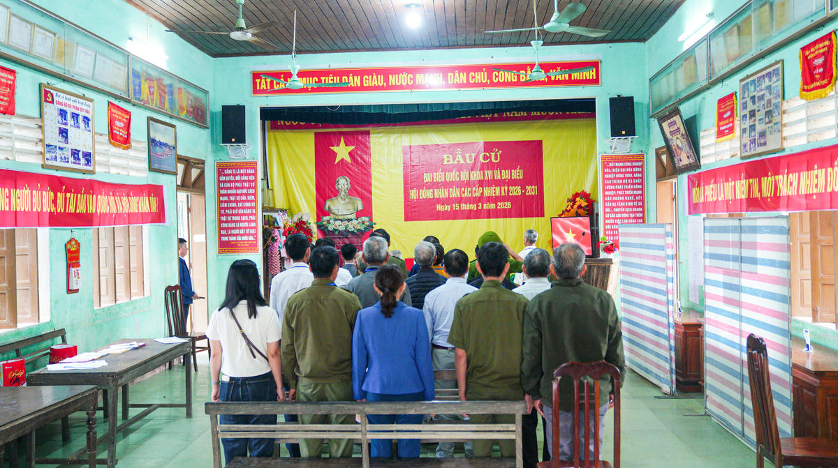 Nghi thức chào cờ trước khi bắt đầu bỏ phiếu được tổ chức trang trọng. Ảnh: Cẩm Kỳ