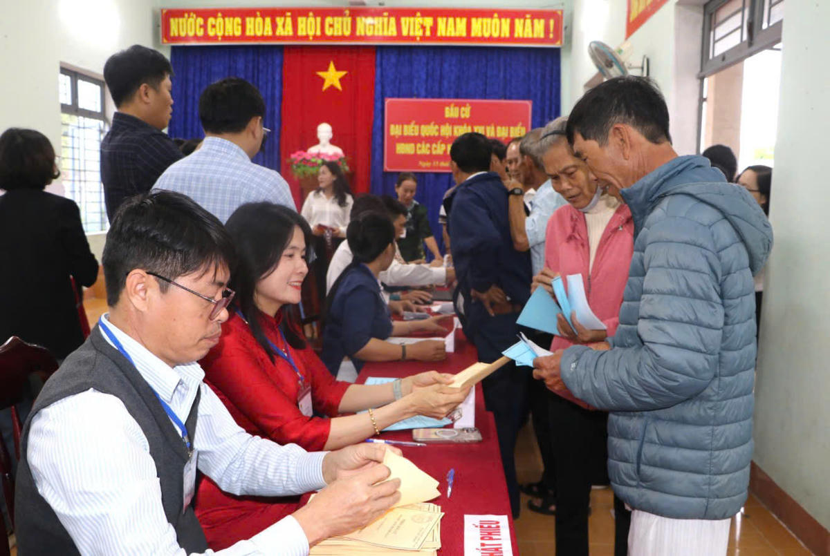 Công nhân ở Khu kinh tế Dung Quất - Quảng Ngãi tham gia bỏ phiếu. Ảnh: Đinh Hương
