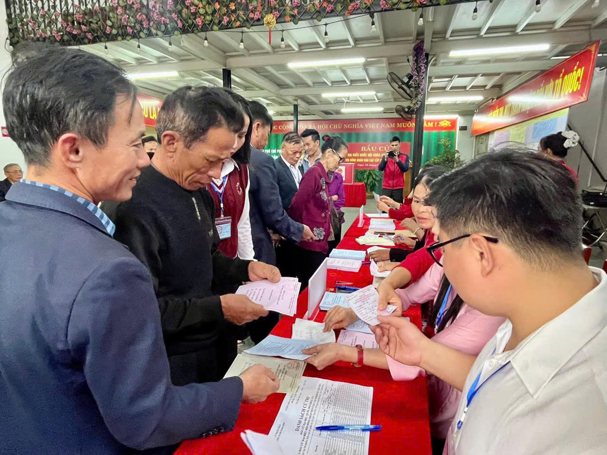 <font dir="auto" style="vertical-align: inherit;"><font dir="auto" style="vertical-align: inherit;">Hầu hết ngư dân đều đến các điểm bầu cử từ rất sớm để hoàn thành nghĩa vụ và trở về chuẩn bị cho chuyến vươn khơi tiếp theo. Ảnh: Nguyễn Chung.</font></font>