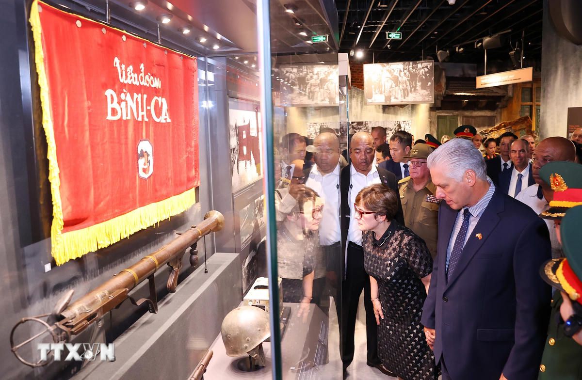Bí thư Thứ nhất, Chủ tịch nước Cuba Miguel Díaz-Canel Bermúdez và Phu nhân tham quan các khu trưng bày hiện vật thời chiến tranh tại Bảo tàng Lịch sử Quân sự Việt Nam. (Ảnh: Văn Điệp/TTXVN)
