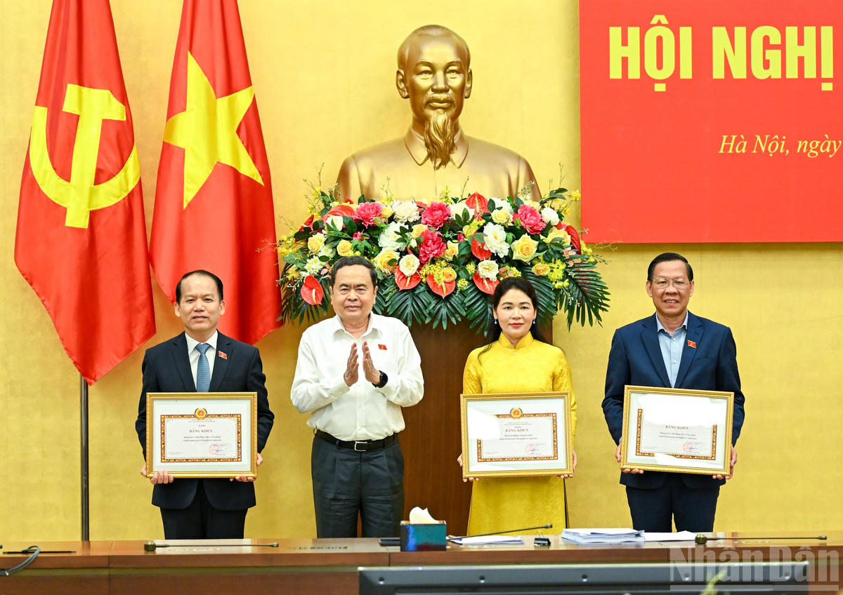 Bí thư Đảng ủy Quốc hội, Chủ tịch Quốc hội Trần Thanh Mẫn trao bằng khen, tặng các tập thể hoàn thành xuất sắc nhiệm vụ năm 2025. (Ảnh: DUY LINH)