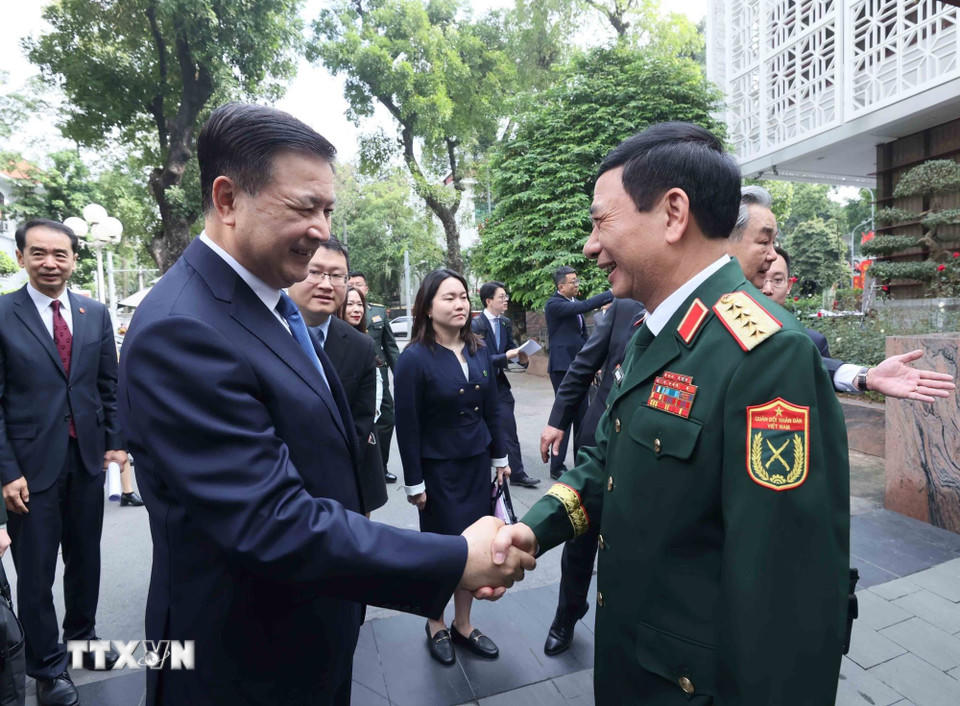 Đại tướng, Bộ trưởng Bộ Quốc phòng Phan Văn Giang đón Bộ trưởng Bộ Công an Trung Quốc Vương Tiểu Hồng. (Ảnh: An Đăng/TTXVN).