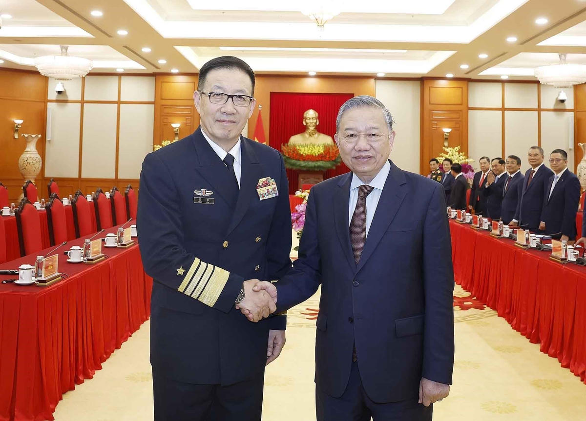 Tổng Bí thư Tô Lâm và Bộ trưởng Quốc phòng Trung Quốc Đổng Quân. Ảnh: Thống Nhất – TTXVN