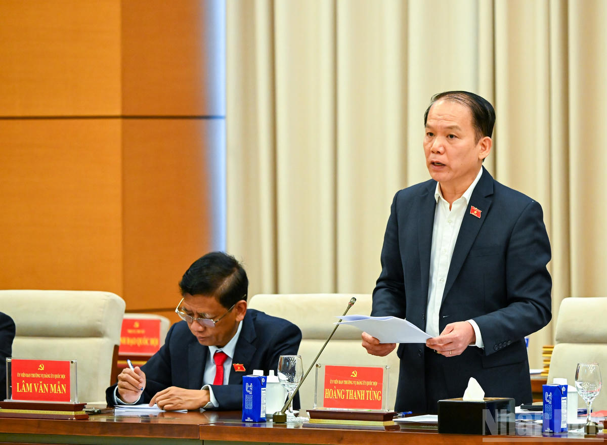 Chủ nhiệm Ủy ban Pháp luật và Tư pháp Hoàng Thanh Tùng trình bày Tờ trình về Đề án định hướng lập pháp nhiệm kỳ Quốc hội khóa XVI trình Bộ Chính trị. (Ảnh: DUY LINH)