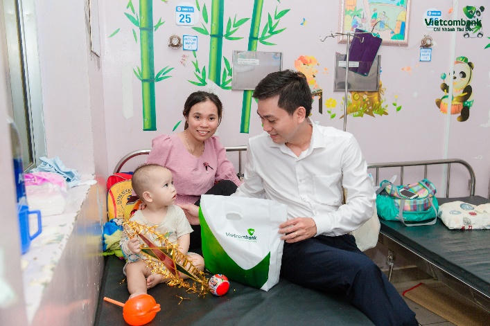 Từ thăm hỏi bệnh nhi đến những “phiên chợ 0 đồng” hỗ trợ người dân khó khăn tại TP. Hồ Chí Minh, Vietcombank bền bỉ lan tỏa những hành động sẻ chia trong cộng đồng.