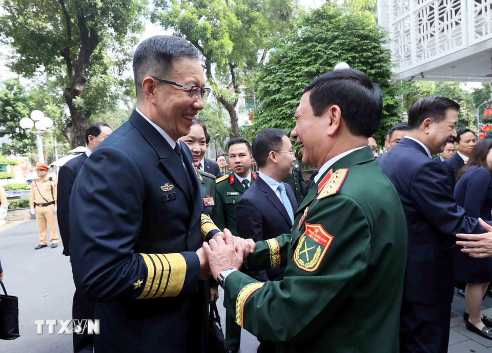 Đại tướng, Bộ trưởng Bộ Quốc phòng Phan Văn Giang đón Bộ trưởng Bộ Quốc phòng Trung Quốc Đổng Quân. (Ảnh: An Đăng/TTXVN).