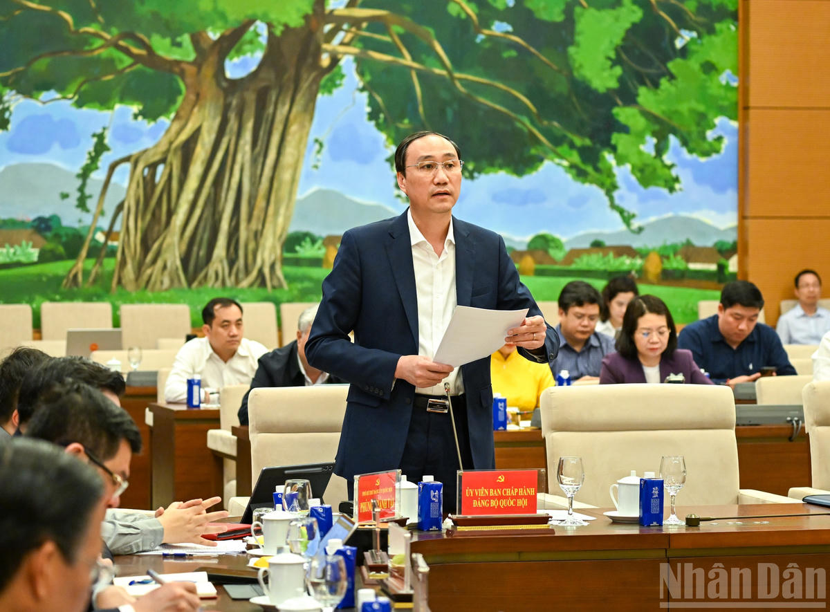 Bí thư Đảng ủy Quốc hội Phùng Khánh Tài trình bày Tờ trình về Chương trình hành động của Ban Chấp hành Đảng bộ Quốc hội. (Ảnh: DUY LINH)