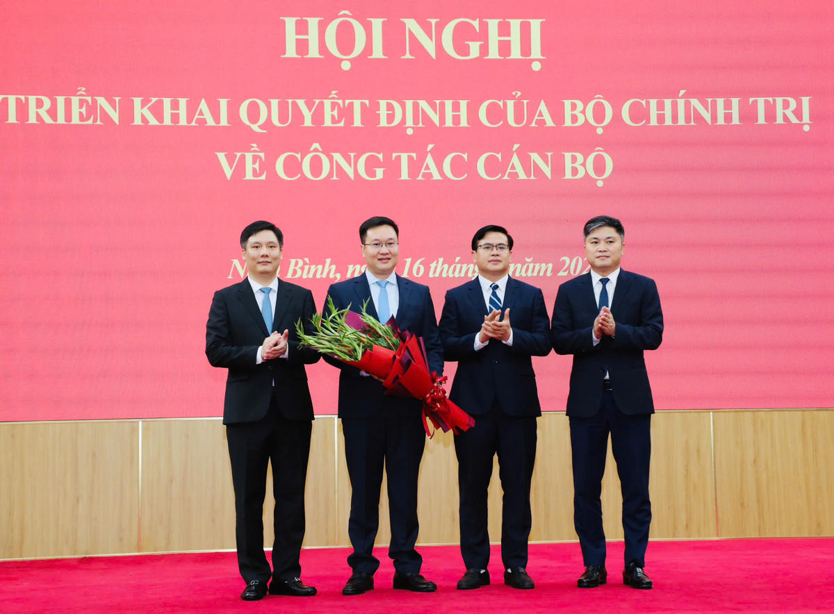 Lãnh đạo Văn phòng Tổng Bí thư tặng hoa chúc mừng ông Trần Đăng Quỳnh. Ảnh: Đức Lam