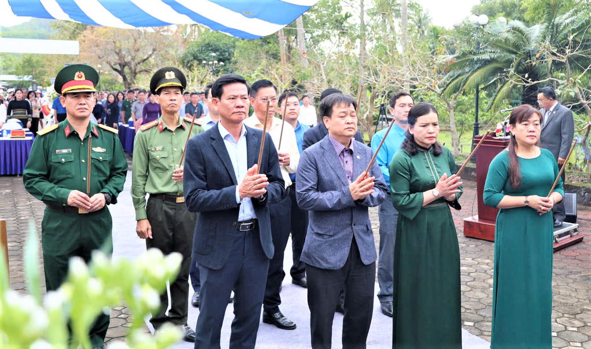 Lãnh đạo tỉnh Quảng Ngãi&nbsp;dâng hương tưởng nhớ vụ thảm sát Sơn Mỹ. Ảnh: CV.