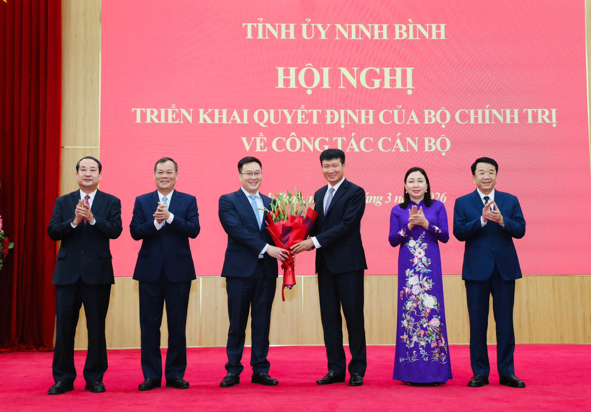 Thường trực Tỉnh ủy Ninh Bình tặng hoa chúc mừng Phó Bí thư Tỉnh ủy Trần Đăng Quỳnh. Ảnh: Đức Lam