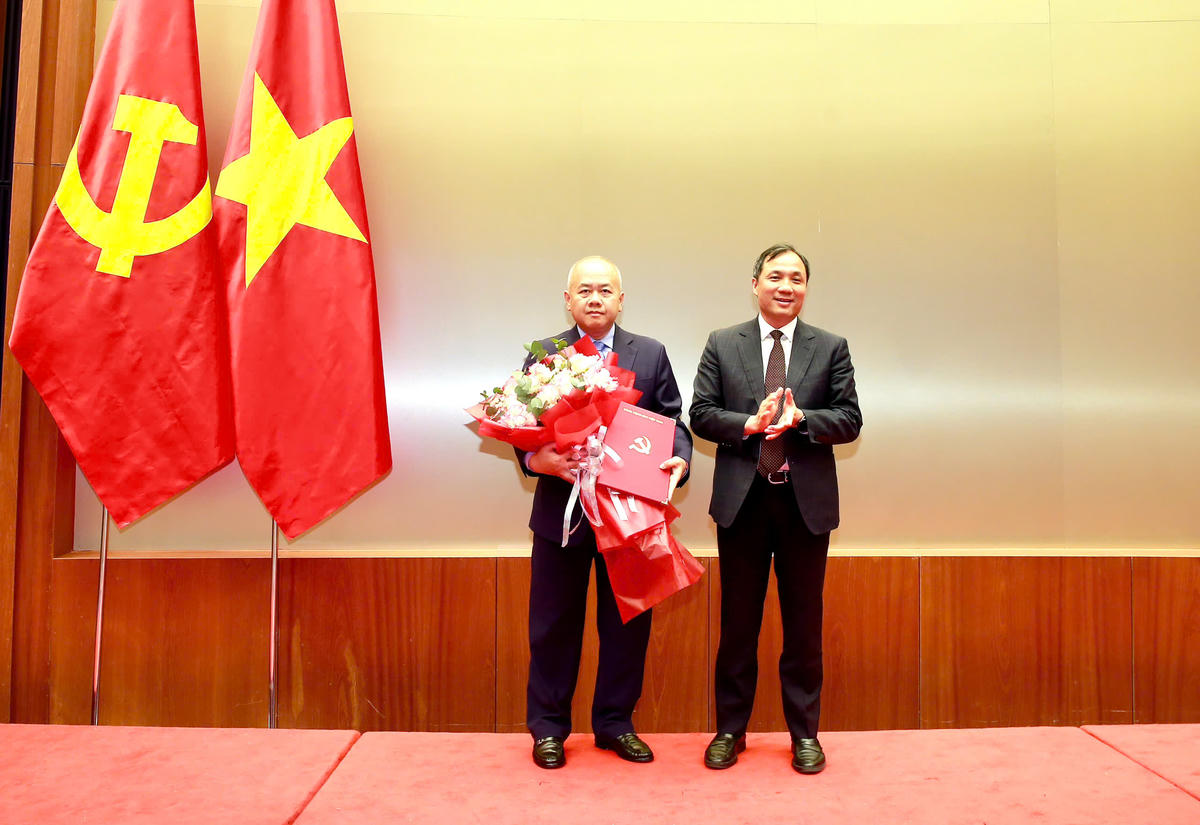 Phó Trưởng Ban Thường trực Ban Tổ chức Trung ương Hoàng Trung Dũng trao Quyết định và tặng hoa chúc mừng tân Phó Bí thư Thành ủy Hải Phòng Đỗ Thành Trung.