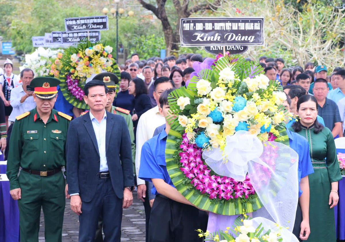 Lãnh đạo tỉnh Quảng Ngãi dâng hoa tưởng nhớ vụ thảm sát Sơn Mỹ. Ảnh: CV.