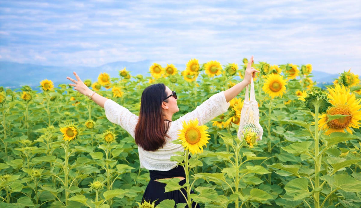 Nhiều bạn check in bên cánh đồng hoa hướng dương. Ảnh: CV.