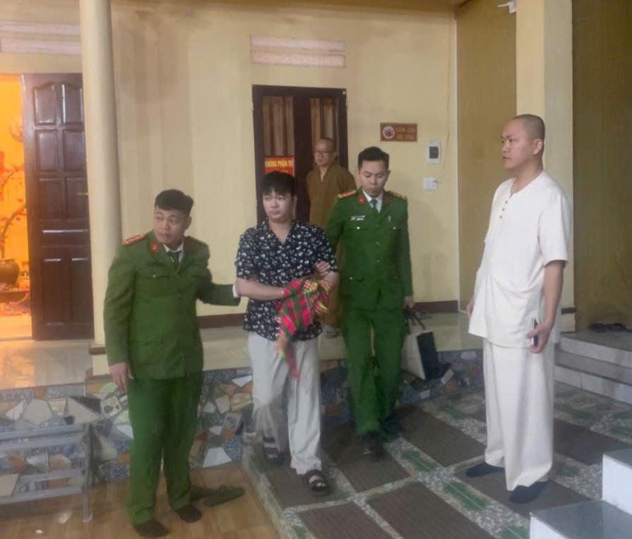 Đối tượng Vũ Tiến Hậu được lực lượng chức năng đưa đến chùa Linh Sơn. Ảnh: Công an tỉnh Phú Thọ.