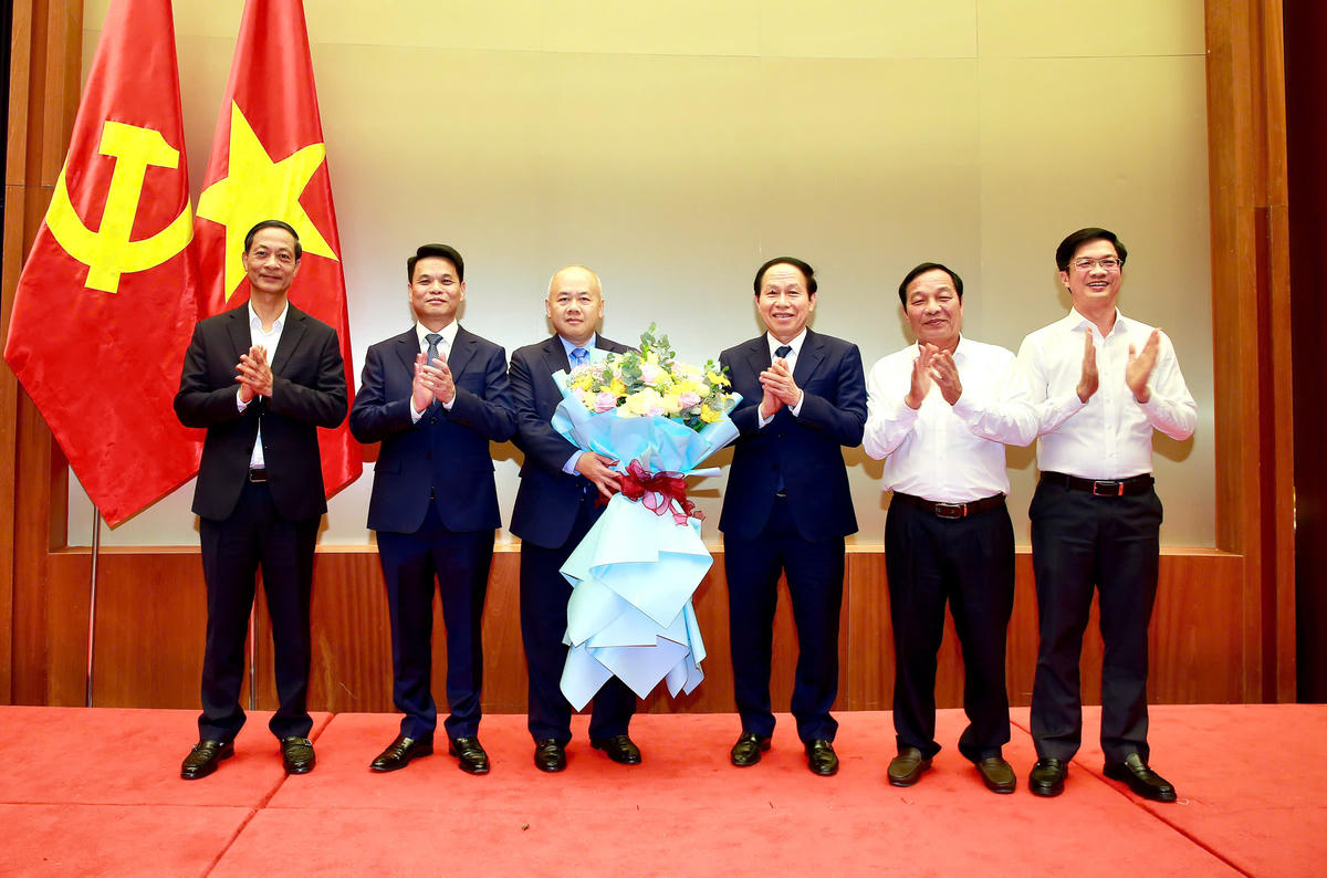 Thường trực Thành ủy Hải Phòng tặng hoa chúc mừng tân Phó Bí thư Thành ủy Hải Phòng Đỗ Thành Trung.