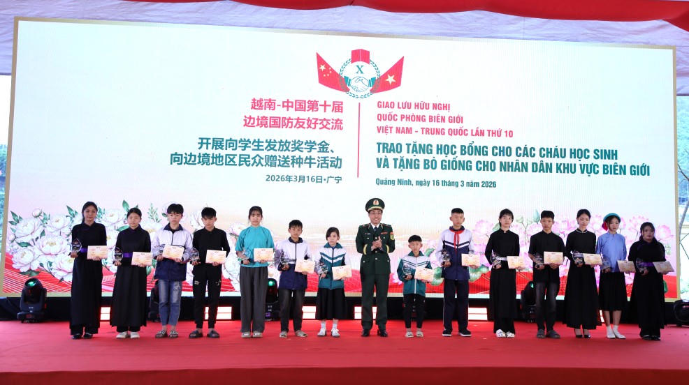 Bộ Tư lệnh BĐBP trao học bổng “Nâng bước em tới trường” cho các em học sinh tại xã Hoành Mô, Lục Hồn và Bình Liêu.