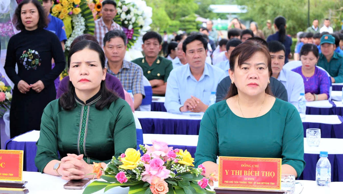Bà Y Thị Bích Thọ (bên phải), Phó Chủ tịch Thường trực Ủy ban MTTQ Việt Nam tỉnh Quảng Ngãi tham dự lễ tượng niệm. Ảnh: CV.