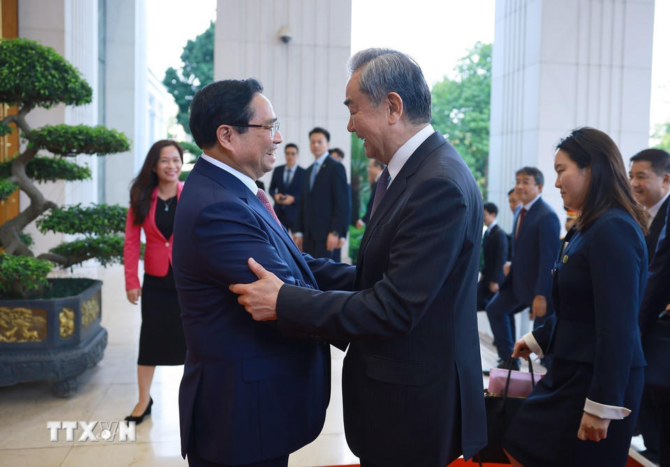 Thủ tướng Phạm Minh Chính và Bộ trưởng Bộ Ngoại giao Trung Quốc Vương Nghị. (Ảnh: Dương Giang/TTXVN)